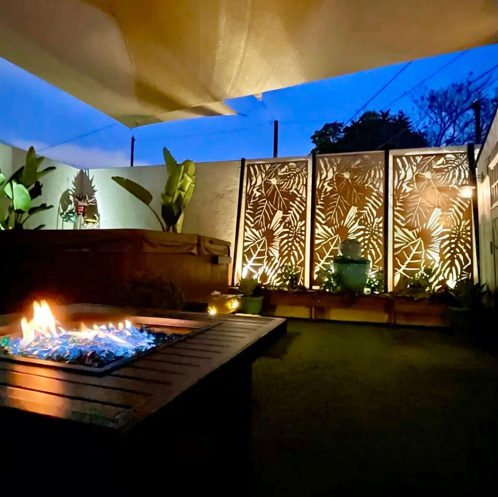 Illuminated leaf-pattern fence tropical backyard firepit